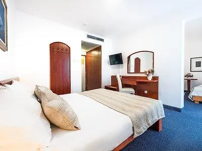 Komodor Hotel