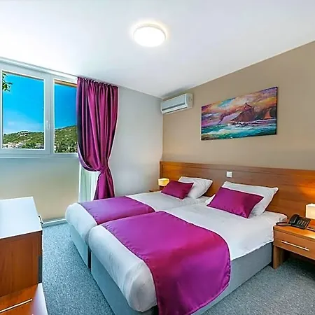 Komodor Hotel 3*