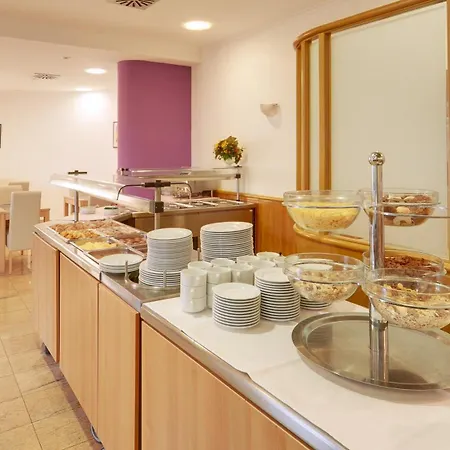 Отель Komodor 3*